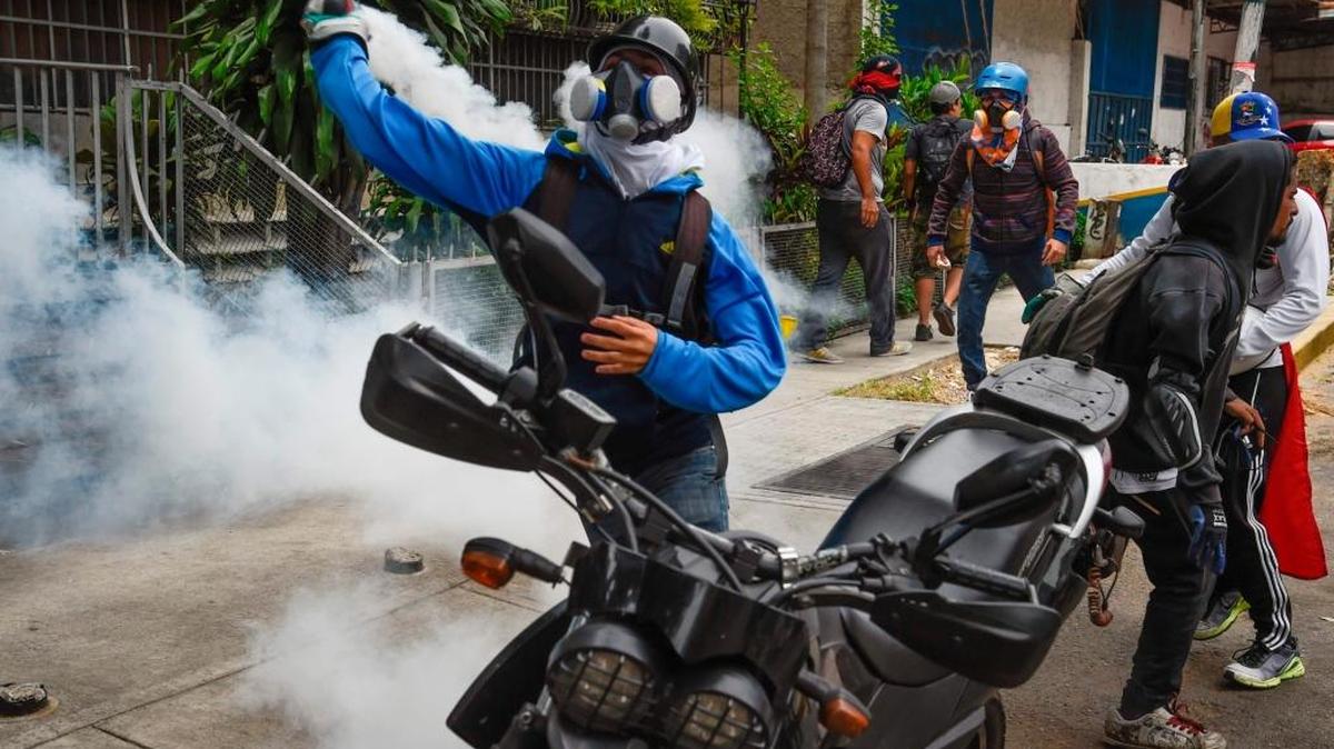 Manifestantes chocan con la policía antimotines durante una protesta contra el presidente Nicolás Maduro, este lunes en Caracas.