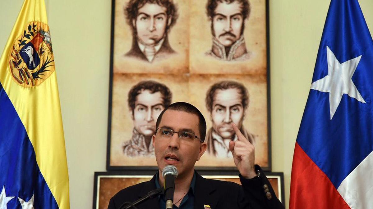 El canciller venezolano Jorge Arreaza realiza declaraciones hoy, martes 23 de enero de 2018, en un acto celebrado en la embajada de la República Bolivariana de Venezuela en Santiago (Chile). Arreaza criticó el martes las sanciones aplicadas por la Unión Europea (UE) contra siete altos cargos del Gobierno de Nicolás Maduro y acusó al Gobierno de Mariano Rajoy de seguir "órdenes del Departamento de Estado" de los Estados Unidos.