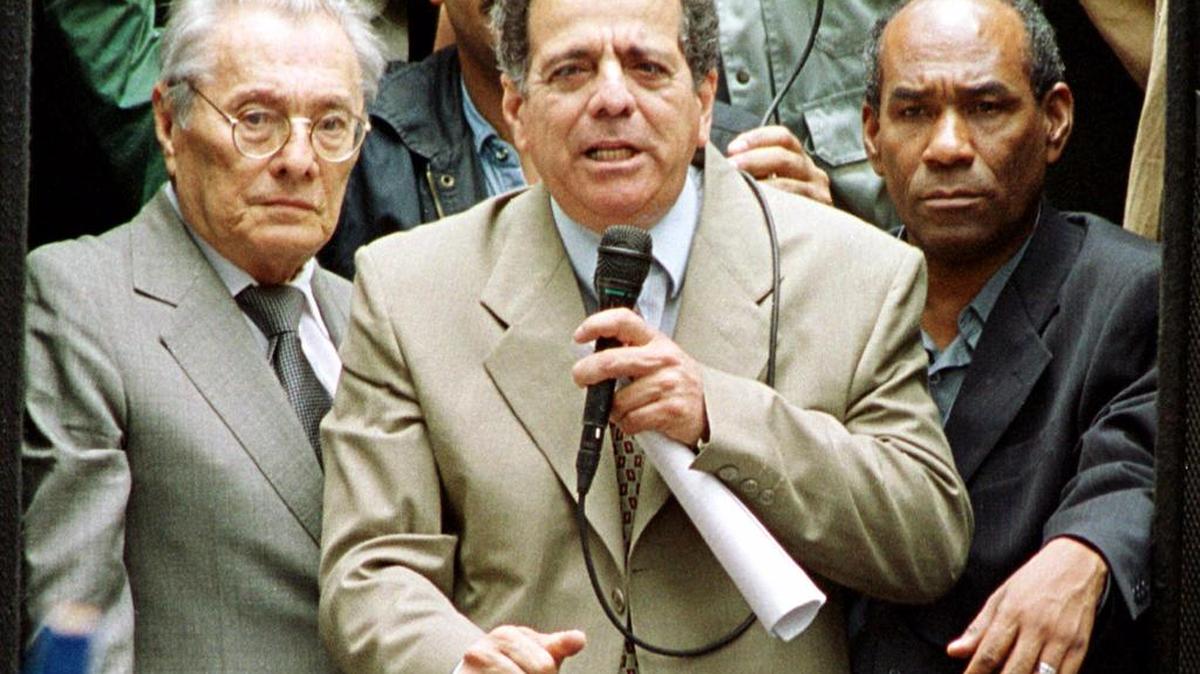 El ex fiscal general de Venezuela Isaías Rodríguez (centro) en una fotografía del 2 de septiembre de 1999.