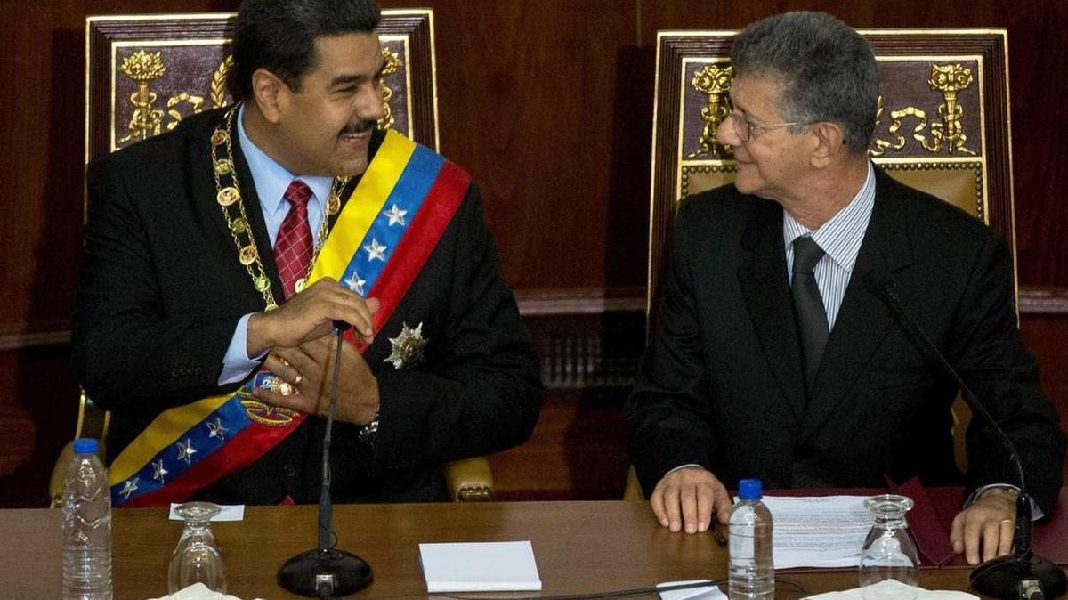 El mandatario venezolano Nicolás Maduro (izq.) conversa con el presidente de la Asamblea Nacional, Henry Ramos Allup, antes de dar su discurso anual del estado de la nación, el 15 de enero de 2016, en Caracas.