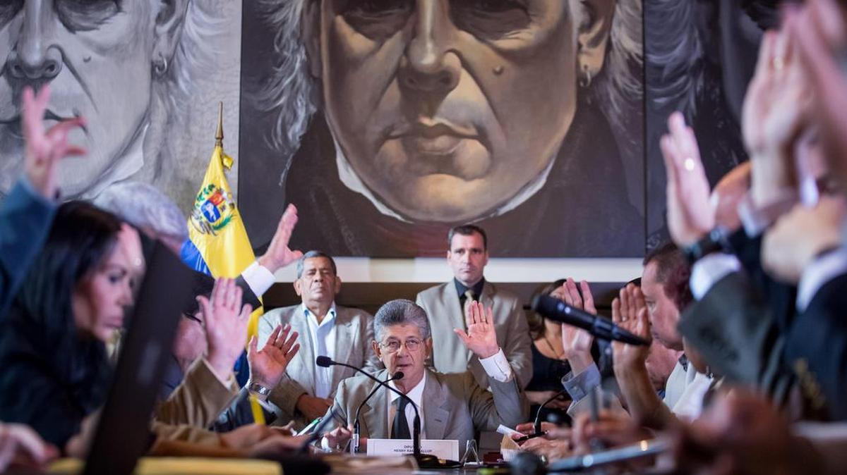 El presidente del Parlamento venezolano, el opositor Henry Ramos Allup (c), participa el lunes 19 de diciembre de 2016, en una sesión con la Comisión Delegada en Caracas (Venezuela).