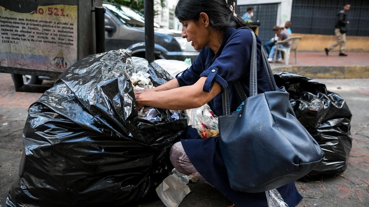 La crisis económica en Venezuela a forzado a algunas personas a buscar comida en la basura, como esta mujer en septiembre de 2017.
