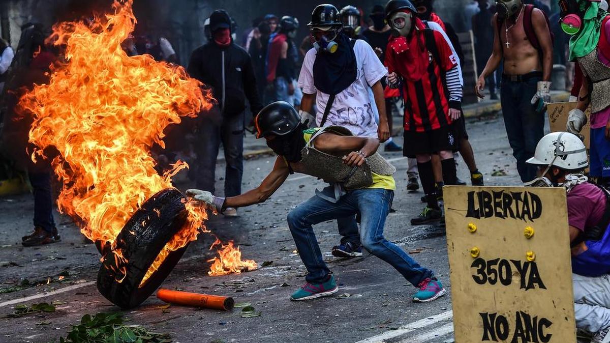 Manifestantes opositores queman llangas durante una protesta contra el gobierno de Nicolás Maduro, el miércoles en Caracas, Venezuela.