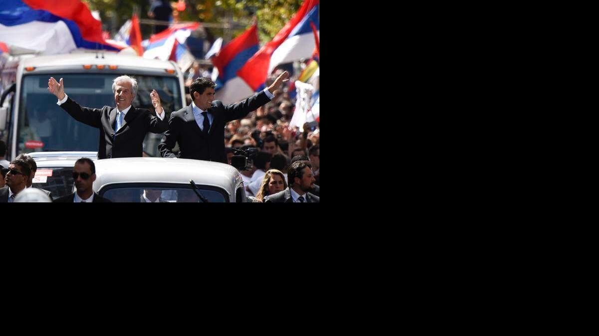 
El presidente de Uruguay, Tabaré Vázquez (izq), y el vicepresidente Raúl Sendic, saludan al público, tras asumir sus respectivos cargos a inicios de marzo, en Montevideo.
