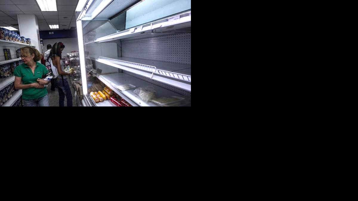 
Dos mujeres realizan compras en un supermercado privado en Caracas el 18 de febrero del 2015.
