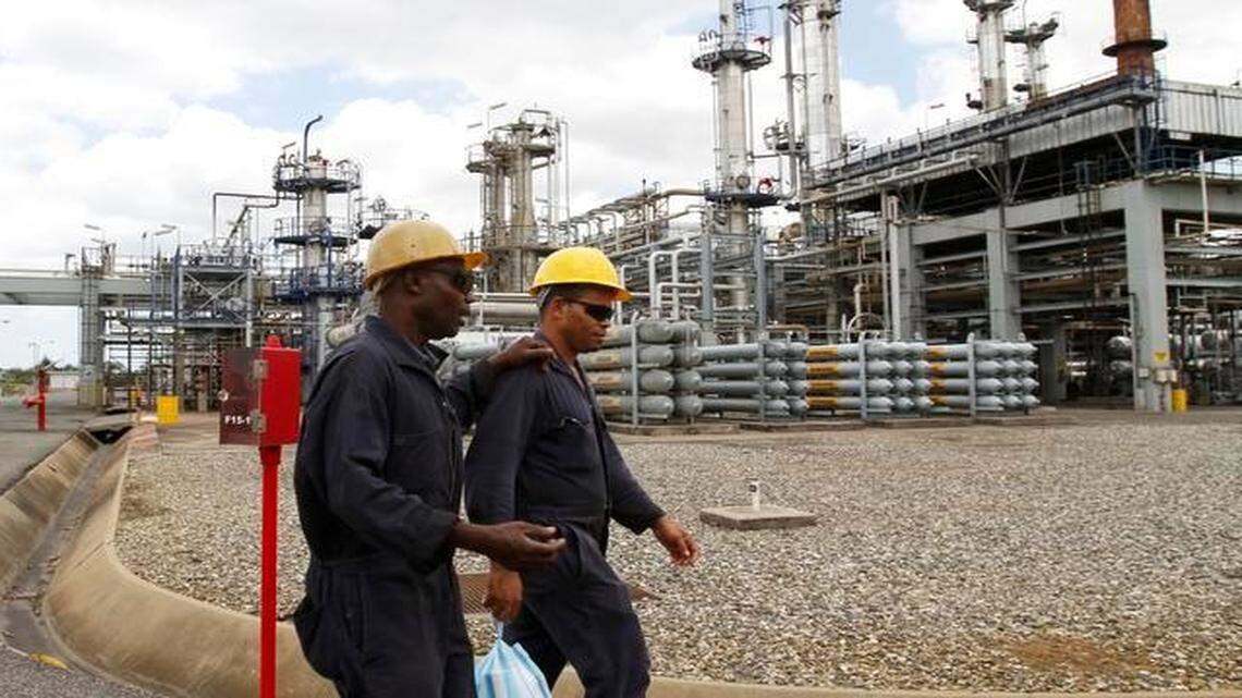 
Dos trabajadores en la Refinería Dominicana de Petróleo, en la que PDVSA tiene una participación del 49 por ciento, en una foto de archivo del 2010.
