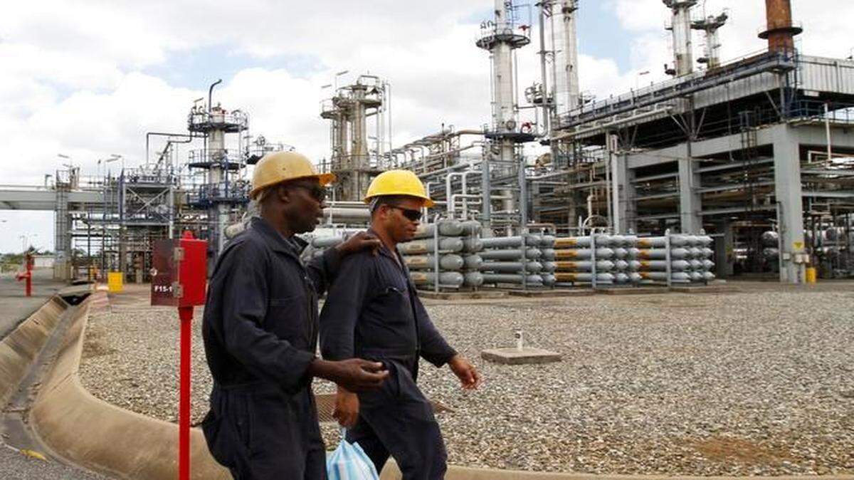 
Dos trabajadores en la Refinería Dominicana de Petróleo, en la que PDVSA tiene una participación del 49 por ciento, en una foto de archivo del 2010.
