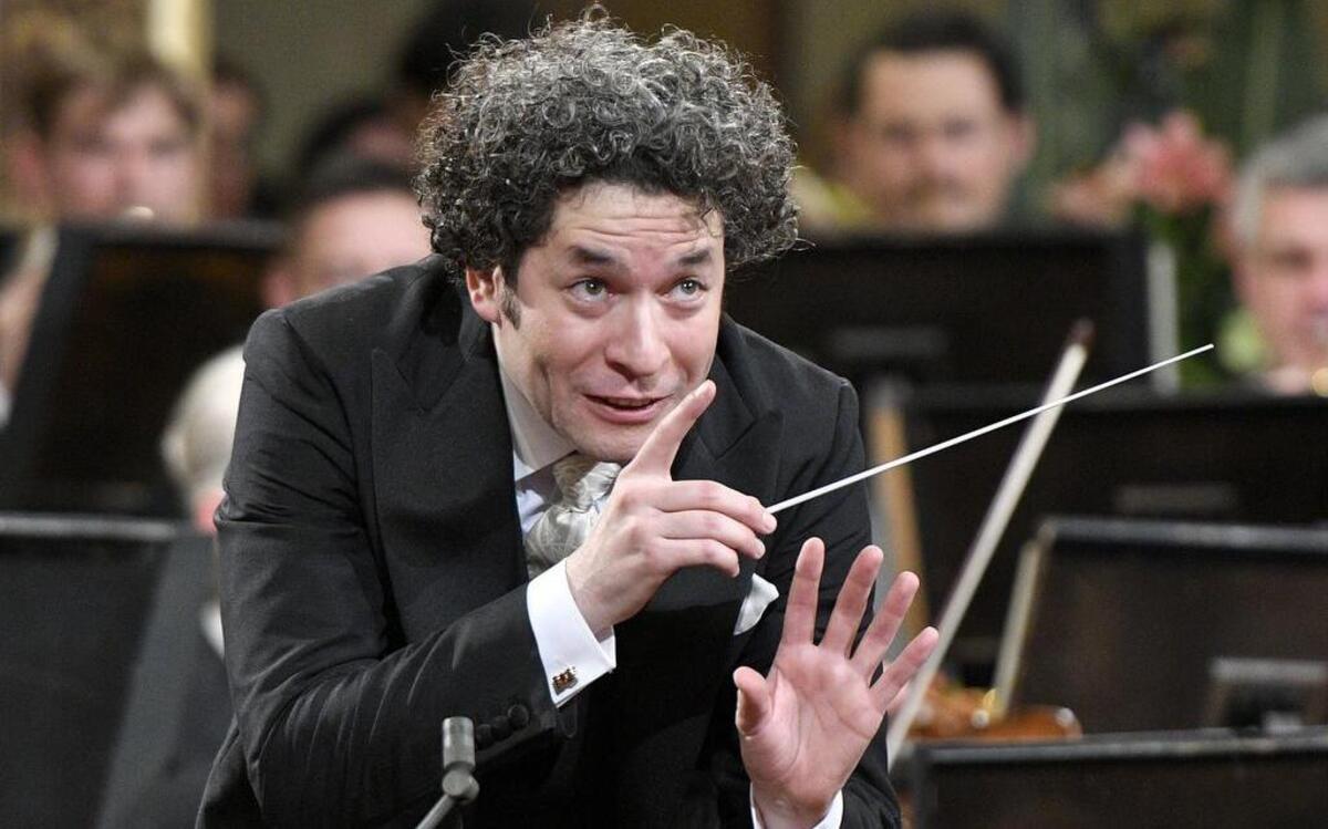El maestro venezolano Gustavo Dudamel conduce el Concierto de Año Nuevo de la Orquesta Filarmónica de Viena, el 1 de enero del 2017 en Austria.