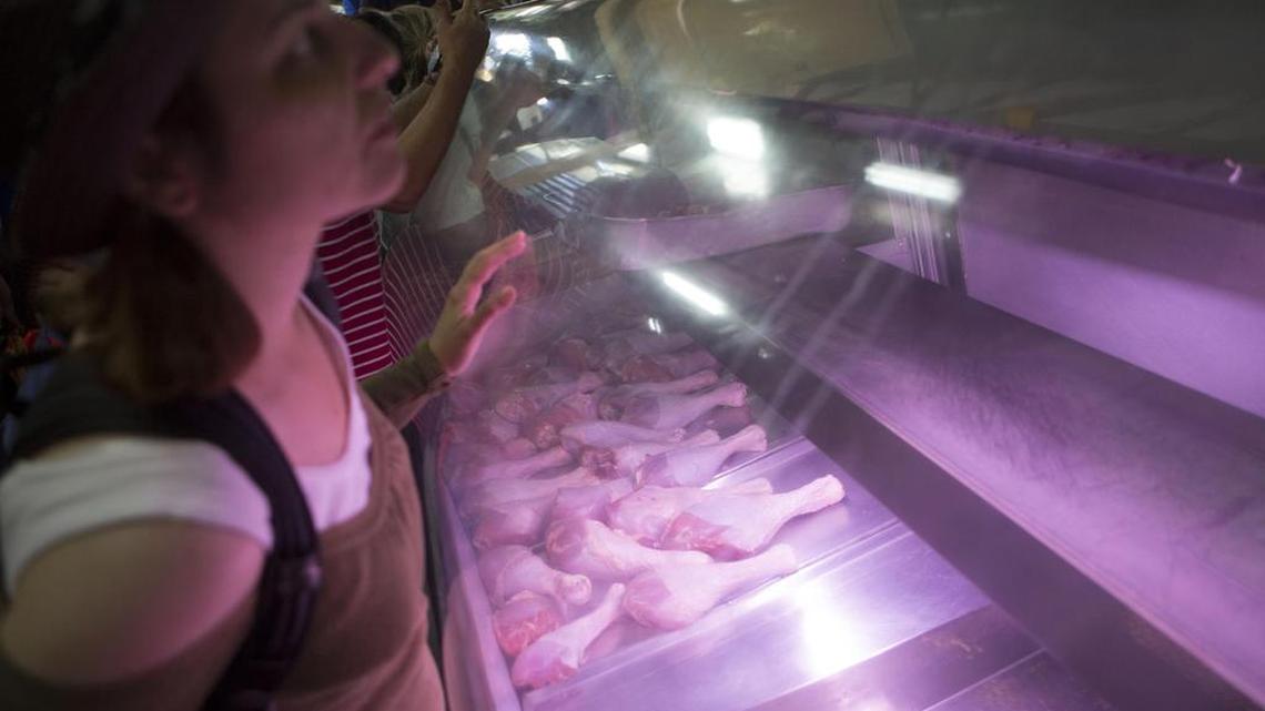 Una nevera en un mercado popular de Caracas el 2 de noviembre de 2017.