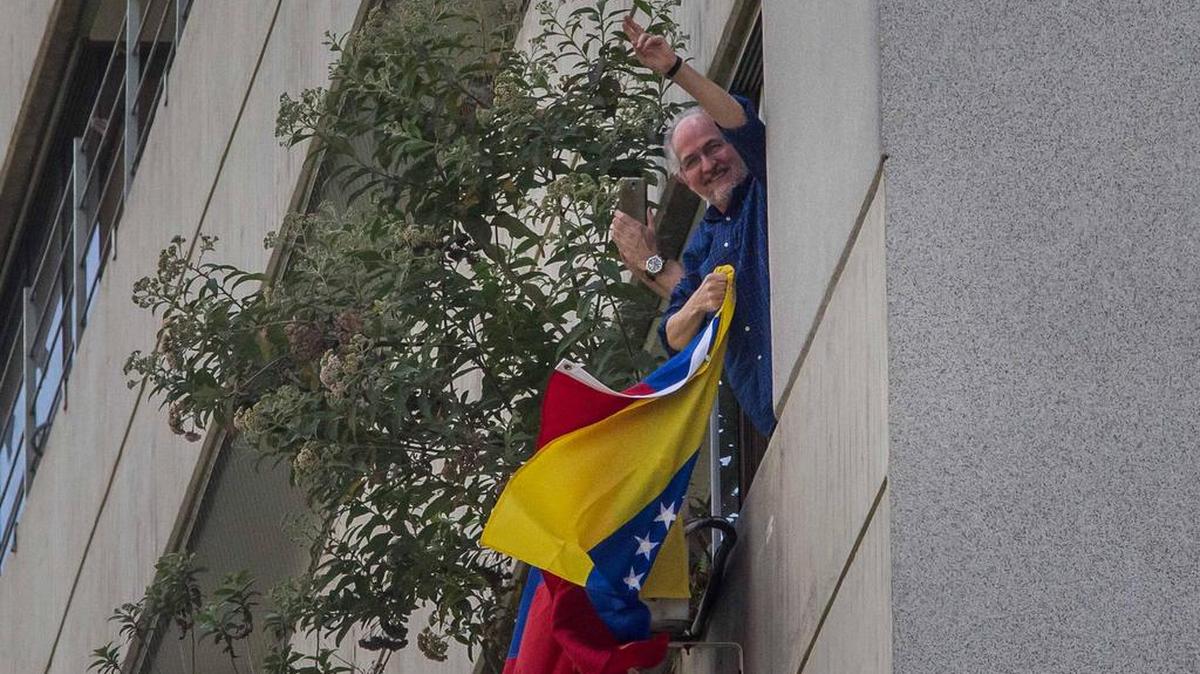 Fotografía de archivo del 19 de febrero de 2017, del opositor Antonio Ledezma mientras saluda a un grupo de seguidores durante una sesión especial del Parlamento en la ciudad de Caracas (Venezuela).