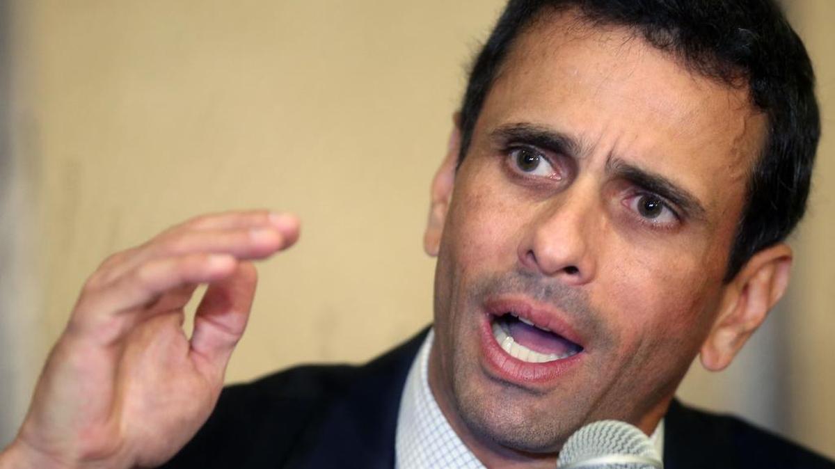 El líder opositor venezolano Henrique Capriles ofrece una rueda de prensa, el jueves 11 de agosto de 2016. 