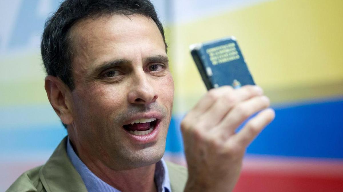 El líder opositor venezolano y gobernador del estado Miranda, Henrique Capriles, ofrece una rueda de prensa el martes 2 de mayo de 2017, en Caracas (Venezuela).