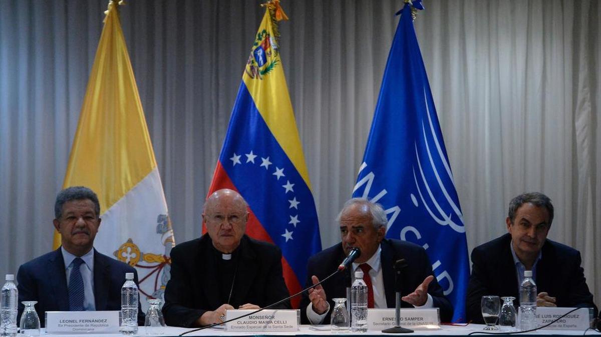 El ex presidente de República Dominicana, Leonel Fernández, el Pontífice del Vaticano para las comunicaciones sociales, monseñor Claudio Maria Celli, el secretario general de UNASUR, Ernesto Samper, y el ex presidente del gobierno español, José Luis Rodríguez Zapatero, líderes para conversaciones respaldadas por el Vaticano, en un intento por resolver la crisis política que se profundiza en Venezuela, Caracas el 12 de noviembre de 2016.