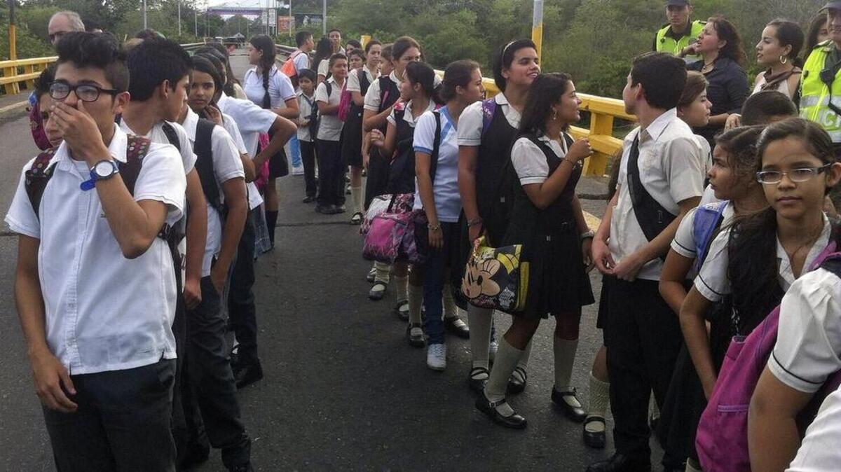 
Venezuela abrió este viernes la frontera con Colombia para permitir que niños que habían interrumpido sus estudios por el cierre parcial de la zona limítrofe puedan asistir a clases pese a la crisis bilateral.
