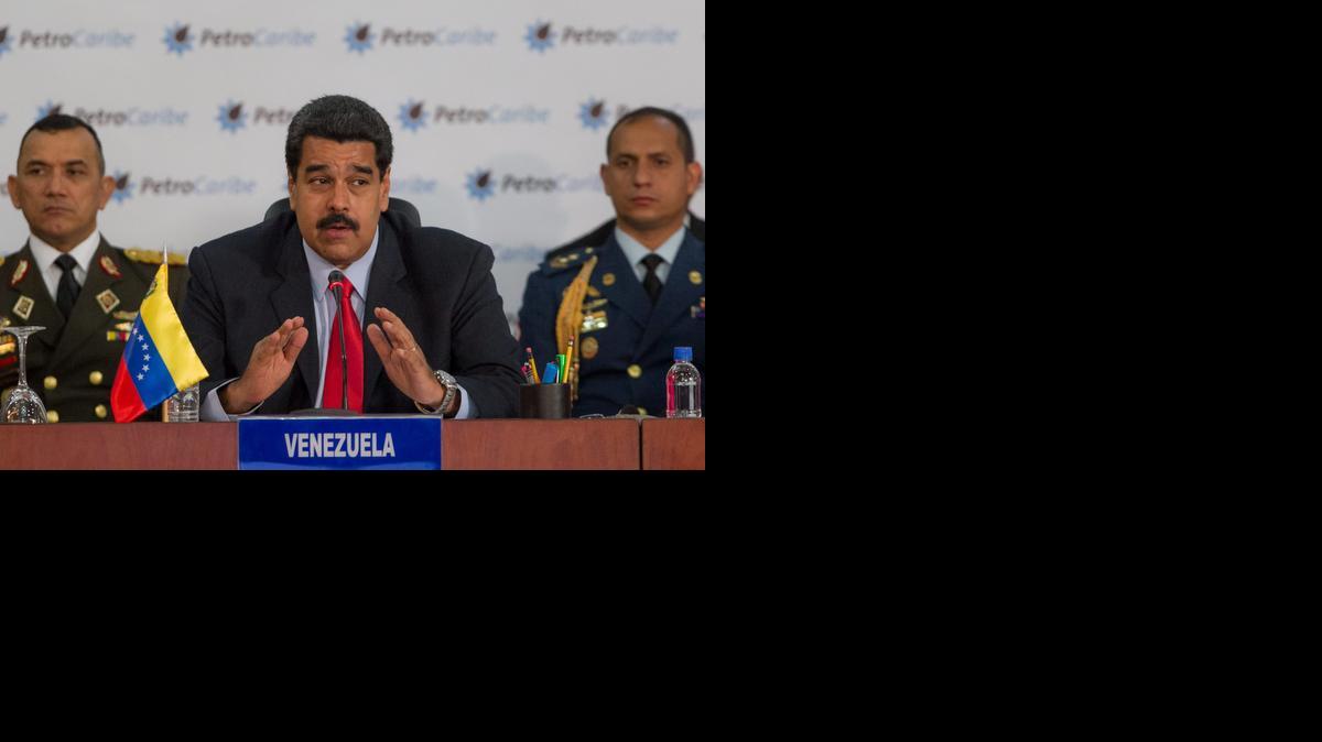 
El presidente de Venezuela Nicolás Maduro (cent.), en la instalación de la cumbre extraordinaria de Petrocaribe en Caracas.
