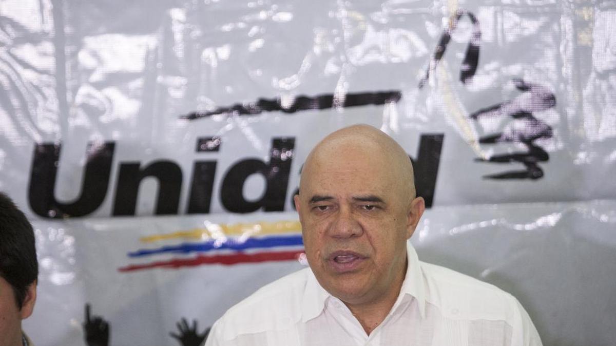 El secretario general de la alianza opositora Mesa de la Unidad Democrática (MUD), Jesús Torrealba, habla durante una rueda de prensa en Caracas, el lunes 16 de Noviembre de 2015, informando los resultados del inicio de la campaña para las elecciones parlamentarias en Venezuela el próximo 6 de diciembre.