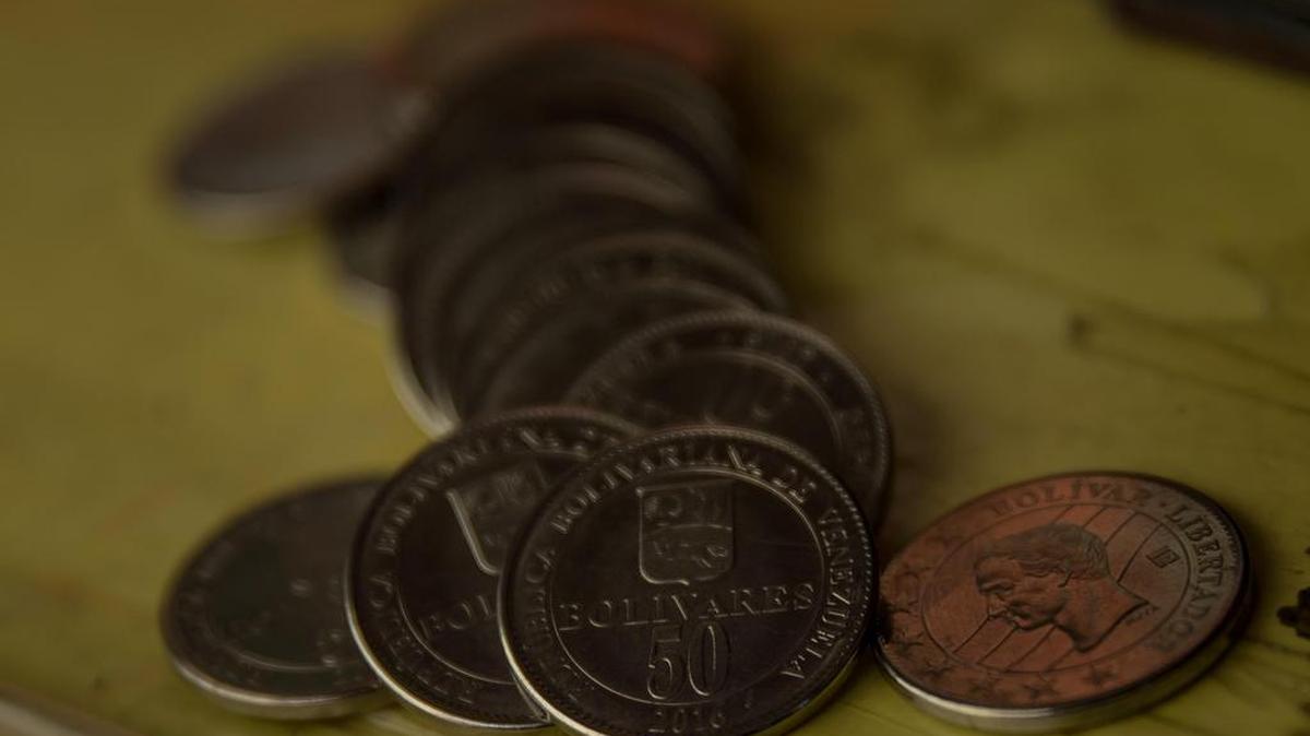 Vista de monedas de 50 Bolívares el 28 de diciembre del 2016, en la ciudad de Caracas (Venezuela).