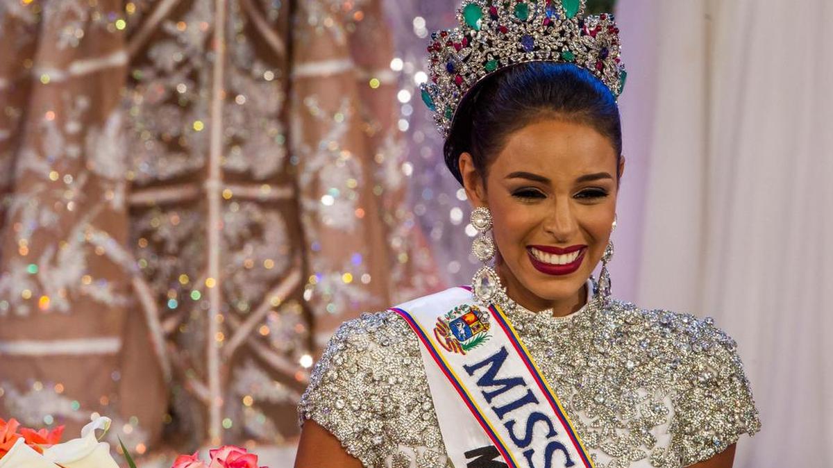 Keysi Sayago, representante del estado Monagas, celebra al ganar el certamen de belleza Miss Venezuela el miércoles 5 de octubre de 2016, en Caracas (Venezuela).