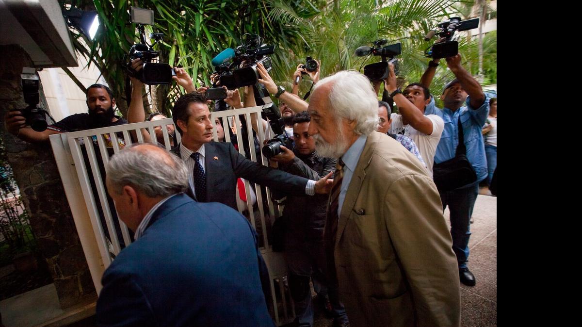 
El senador español Dionisio García Carnero (izq.) y el senador español José Maldonado entran a la residencia del alcalde de Caracas Antonio Ledezma el miércoles, en Caracas. 
