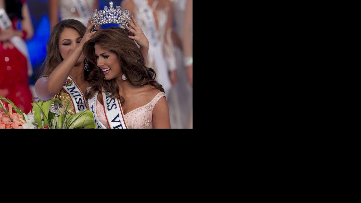 
La candidata del estado de Guarico, Mariana Jiménez (d), recibe la corona de Miss Venezuela 2014 de Migbelis Castellanos (i) el jueves 9 de octubre de 2014, en Caracas (Venezuela). La modelo y estudiante de Comunicación Social de 20 años Mariana Jiménez fue elegida como Miss Venezuela 2014 y representará a su país en el próximo certamen de Miss Universo, un evento internacional en el que las representantes venezolanas ya han conquistado siete coronas.
