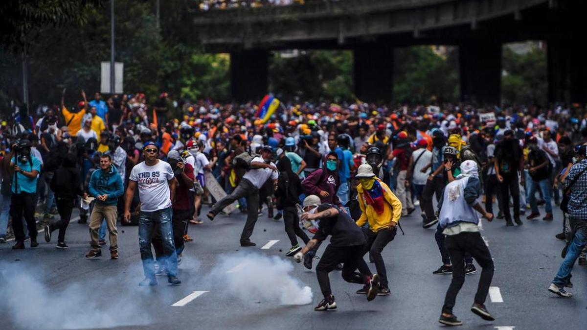 Activistas de la oposición venezolana chocaron con la policía durante una protesta contra el gobierno del presidente Nicolás Maduro el 6 de abril de 2017 en Caracas. La violencia estalló por tercer día consecutivo en las protestas contra el gobierno, aumentando la tensión sobre los movimientos para mantener al líder izquierdista en el poder.
