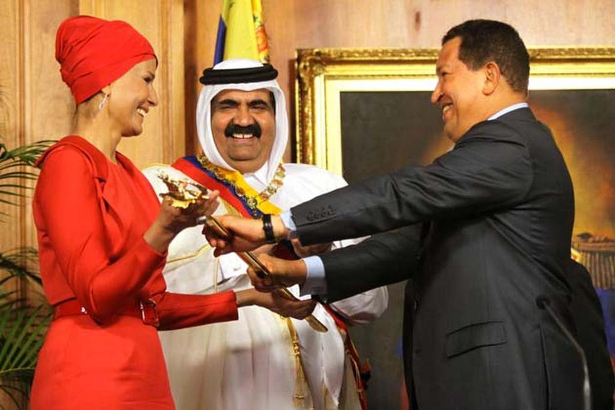 La esposa del líder qatarí Sheikha Mozah bint Nasser al-Missned recbió la réplica de la espada en enero de 2010.