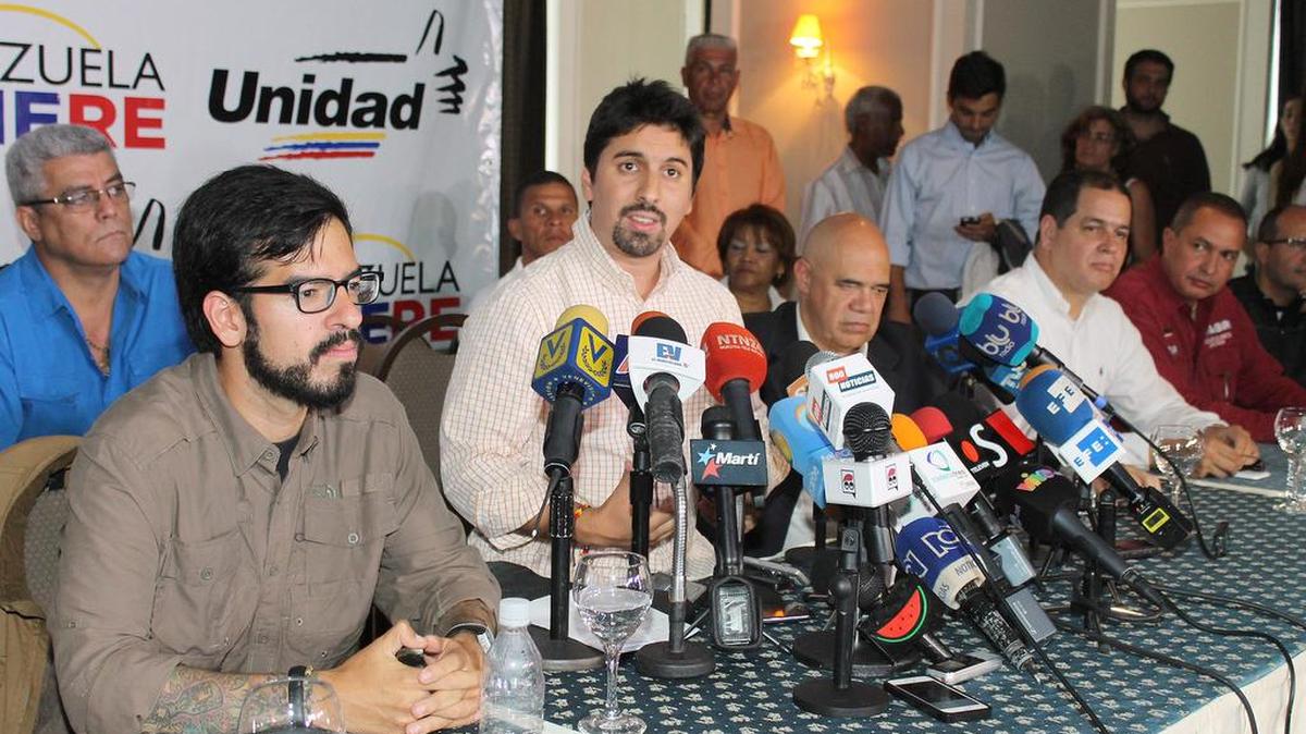 
Fotografía cedida por la oficina de prensa del movimiento político de Voluntad Popular (VP) donde se observa al dirigente político de VP Freddy Guevara (c) hablando durante una rueda de prensa hoy, martes 15 de septiembre del 2015, en Caracas (Venezuela). 
