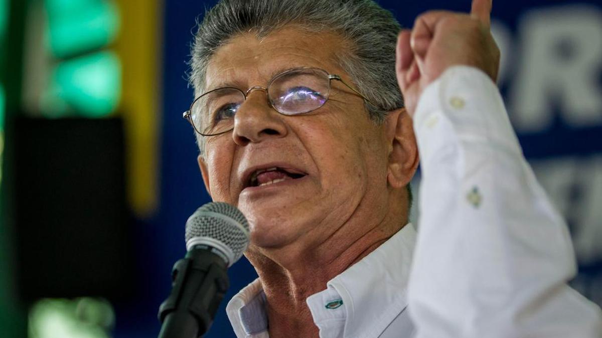 Henry Ramos Allup, participa en un acto con varias organizaciones sociales y políticas el 26 de septiembre de 2016, en Caracas (Venezuela).