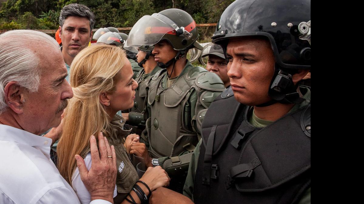 
El ex presidente de Colombia Andrés Pastrana (i) y la esposa del líder opositor Leopoldo López, Lilian Tintori (2-i), dialoga con miembros de la Guardia Nacional Bolivariana (GNB) en la cárcel militar de “Ramo Verde” el viernes 29 de mayo de 2015, en la ciudad de Los Teques, Venezuela.
