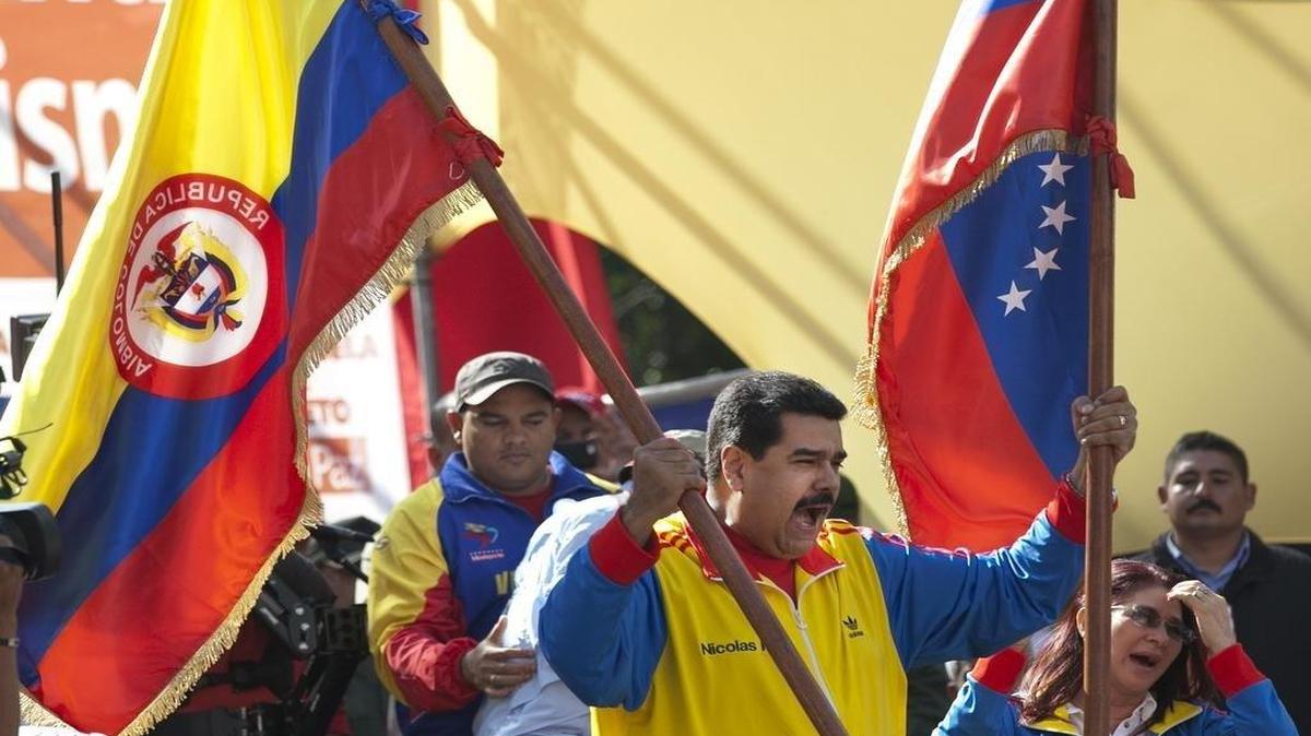 El gobernante venezolano Nicolás Maduro con las banderas de Venezuela y Colombia en un acto político en Caracas el 28 de agosto del 2015.