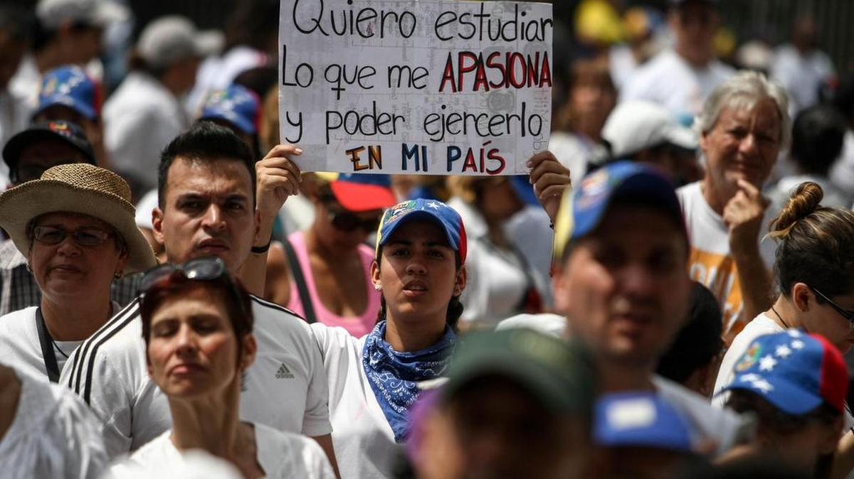 Opositores al gobierno del presidente de Venezuela, Nicolás Maduro, participan en una manifestación contra el gobierno nacional el sábado 22 de abril de 2017, en Caracas (Venezuela).