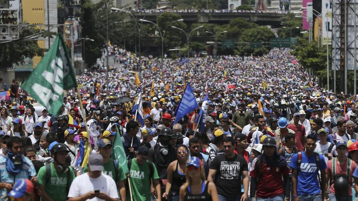 Manifestantes marchan contra el gobierno de Nicolás Maduro el lunes 19 de junio en Caracas, Venezuela.