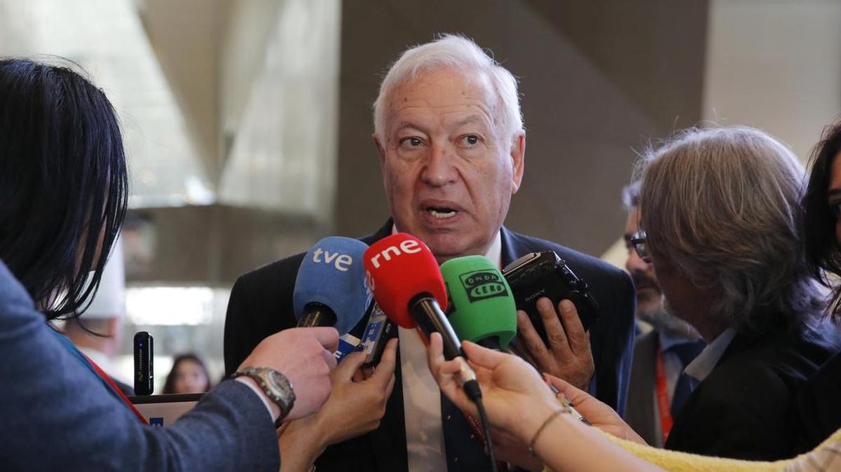 El ministro español de Asuntos Exteriores en funciones, José Manuel García-Margallo, hace declaraciones a los periodistas tras su intervención hoy en el Foro de la Alianza de Civilizaciones que se celebra en Bakú (Azerbaiyán).
