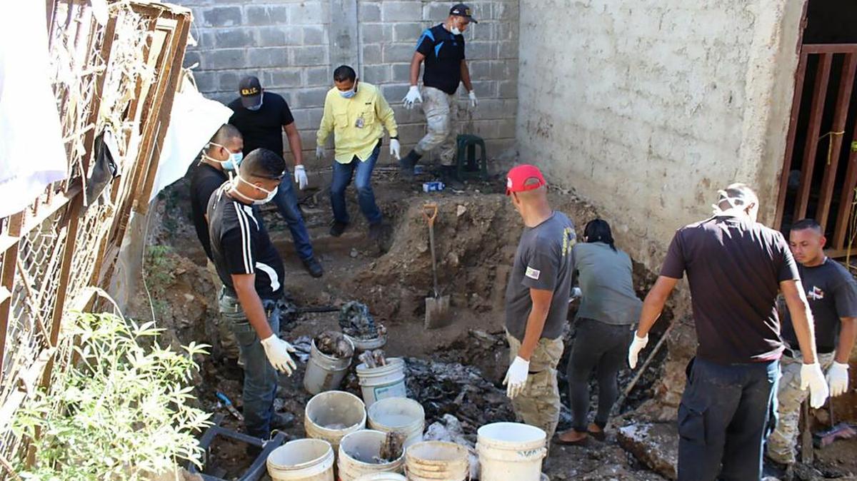 El personal forense estudia el 10 de marzo de 2017 los restos de cuerpos descubiertos en la Penitenciaría General de Venezuela, que se cerró en San Juan de los Morros, estado Guárico.