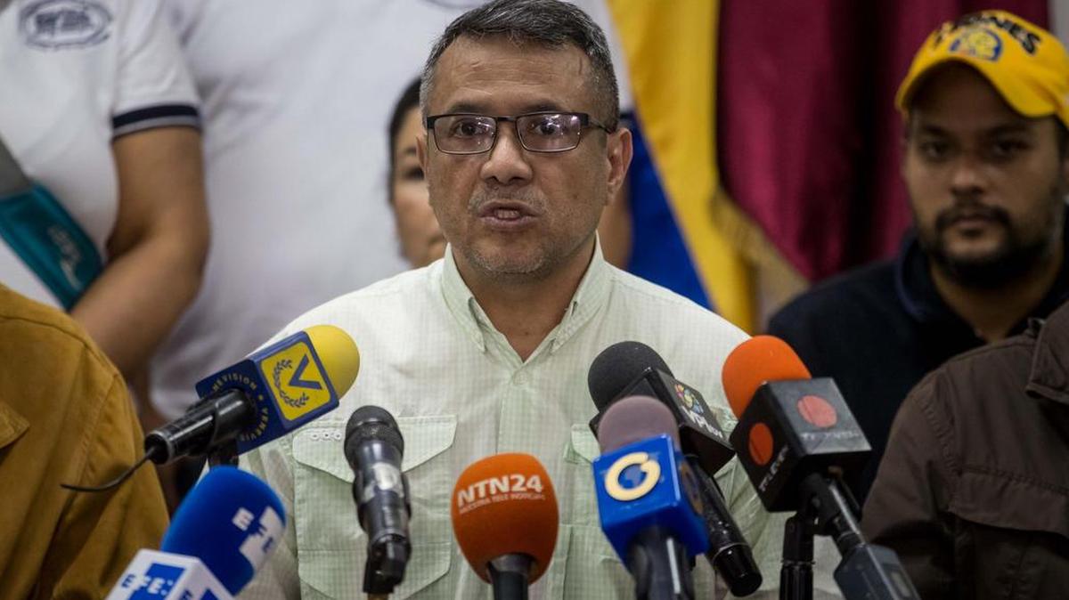 El alcalde provisional de la Alcaldía Metropolitana de Caracas, el opositor Alí Mansour, ofrece una rueda de prensa el miércoles 20 de diciembre de 2017, en Caracas. Mansour aseguró que la decisión de la Asamblea Nacional Constituyente de eliminar esta institución es un “golpe de Estado” y denunció que los trabajadores están siendo agredidos por “grupos oficialistas”.
