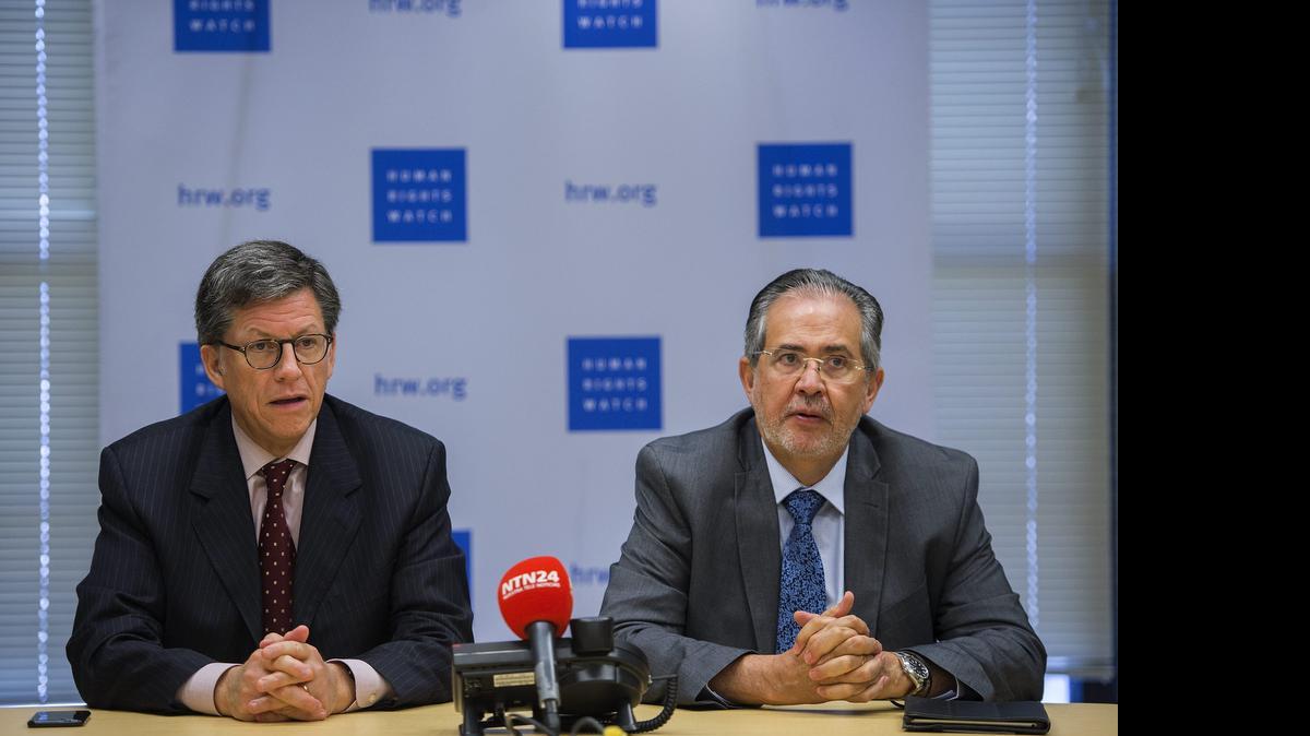 
El director de ‘El Nacional’, Miguel Otero (der.) y el director para las Américas de Human Rights Watch, José Miguel Vivanco, en una rueda de prensa en Washington, DC. Otero anunció su intención de buscar protección internacional contra el gobierno de Venezuela. 
