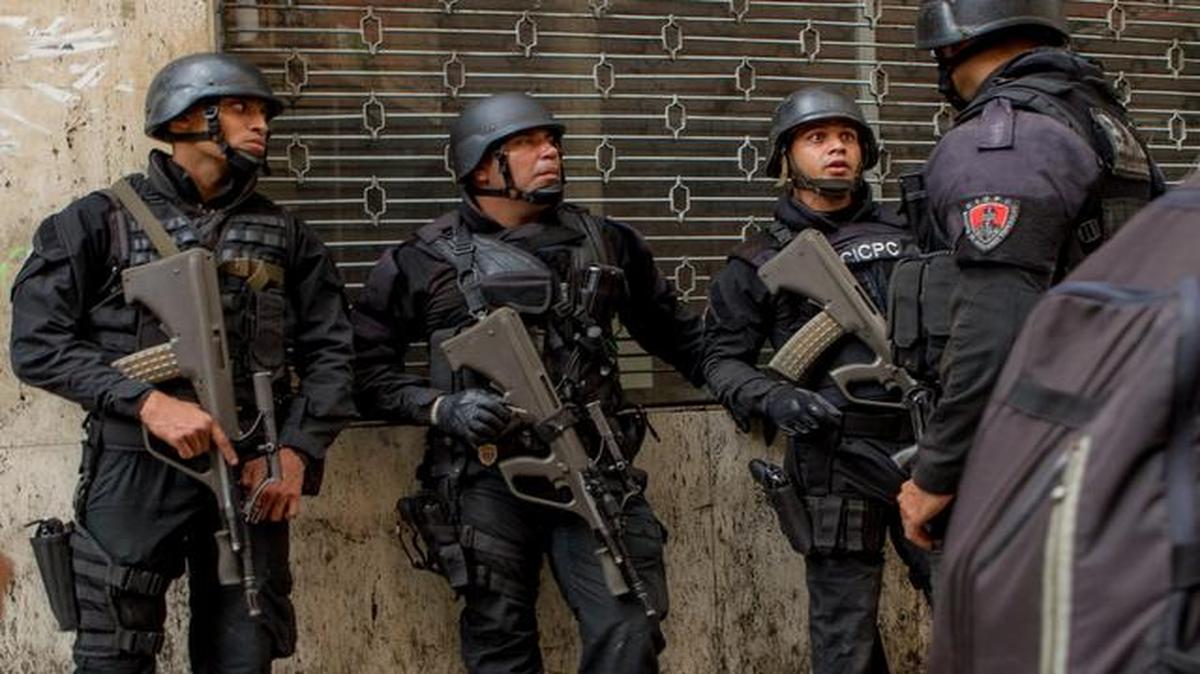 
Agentes del Cuerpo de Investigaciones Científicas, Penales y Criminalísticas (CICPC) vigilan las inmediaciones del edificio Manfredir, en Caracas, donde un enfrentamiento con colectivos chavistas dejó un saldo de cinco muertos.
