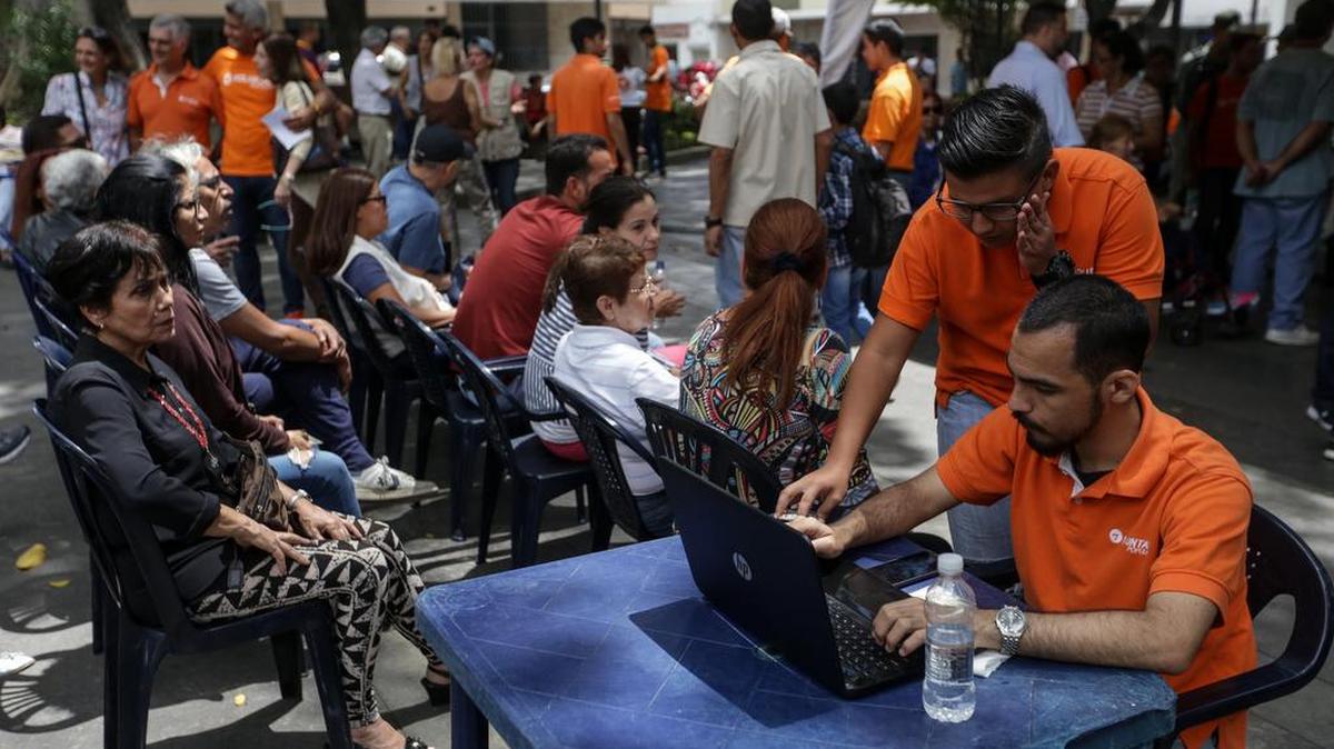 Electores participan en el proceso de validación de partidos políticos el 11 de marzo del 2017, en la ciudad de Caracas.