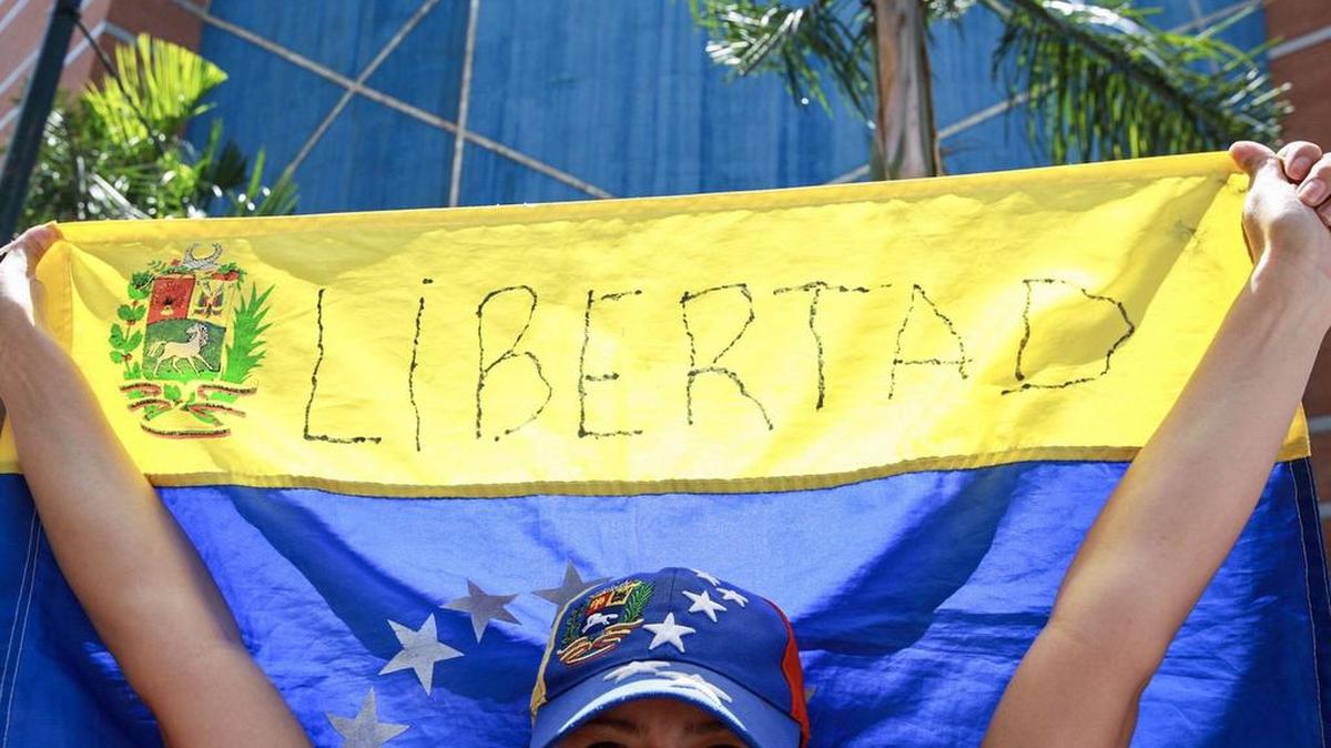 Un grupo de personas participa en el plebiscito opositor el domingo 16 de julio de 2017, en el centro de Caracas (Venezuela).