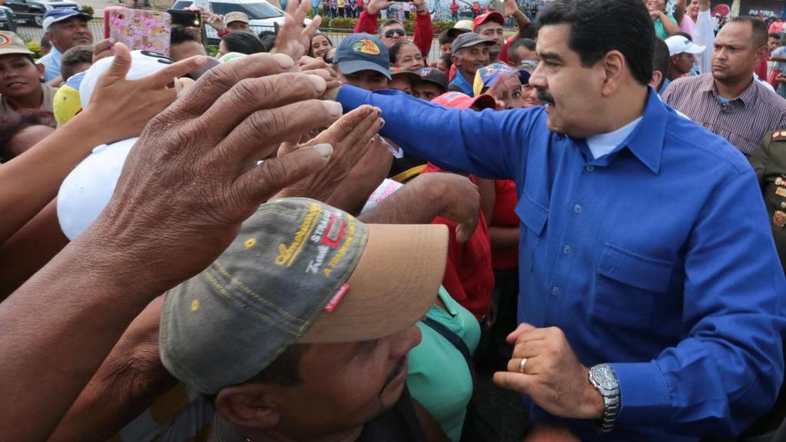 Fotografía cedida por el Palacio de Miraflores que muestra al presidente venezolano, Nicolás Maduro, mientras saluda a un grupo de simpatizantes hoy, martes 19 de julio de 2016, en Barinas (Venezuela).