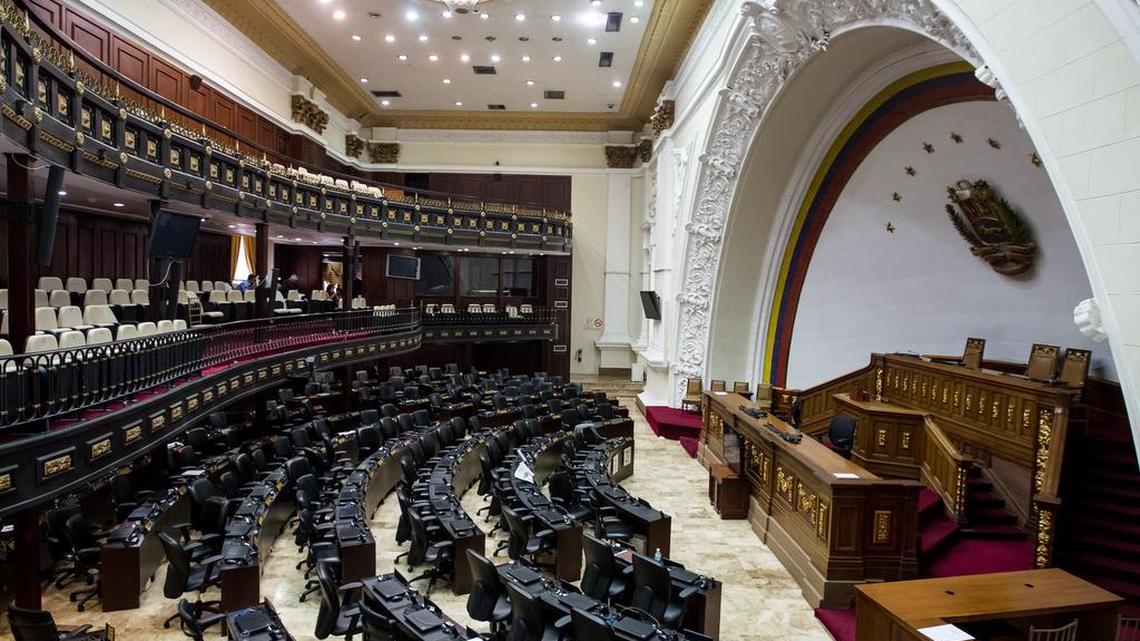 Vista general del hemiciclo de sesiones de la Asamblea Nacional hoy, jueves 25 de febrero del 2016, en la ciudad de Caracas (Venezuela). La Asamblea Nacional (AN) de Venezuela suspendió hoy la sesión ordinaria del Parlamento luego de que la directiva, controlada por los opositores, ordenará a los invitados del chavismo abandonar el hemiciclo tras negarse a guardar silencio. EFE/MIGUEL GUTIÉRREZ
