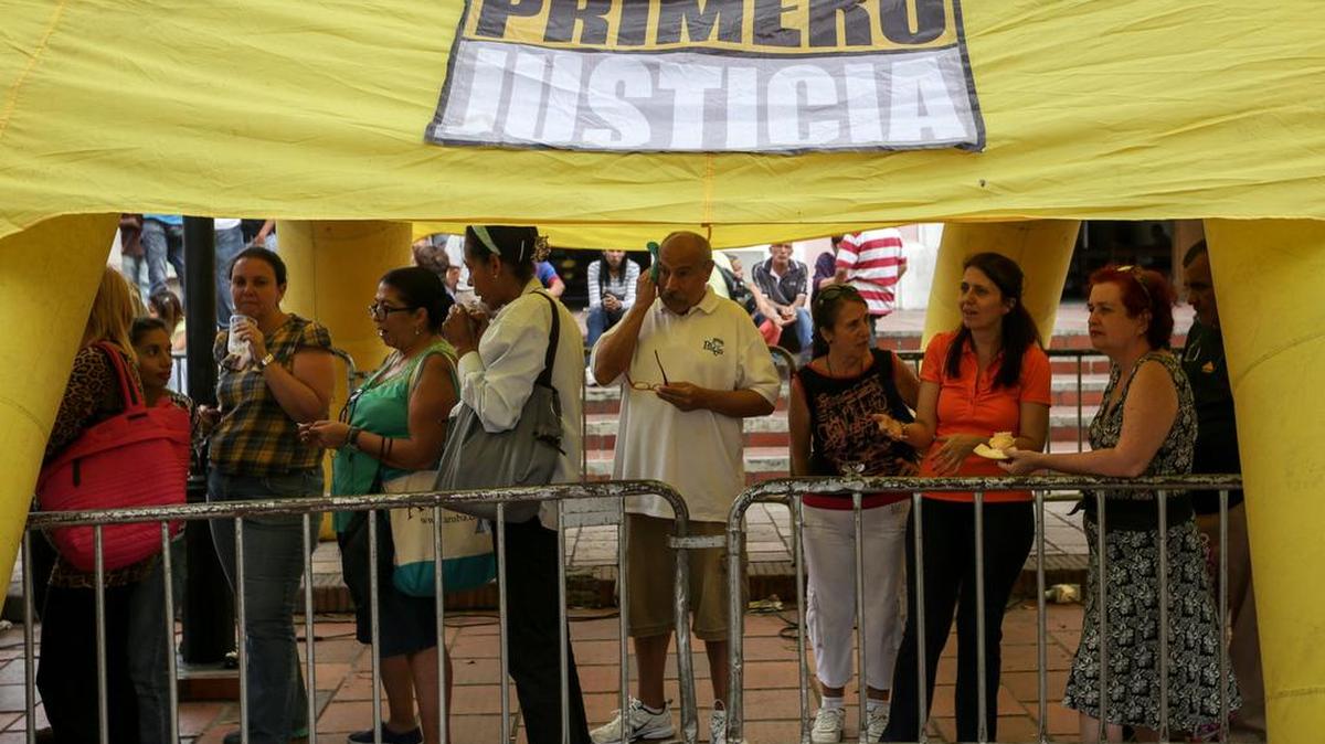 Simpatizantes del partido Primero Justicia participan en el proceso de validación del movimiento el sábado 18 de marzo de 2017, en Caracas (Venezuela).