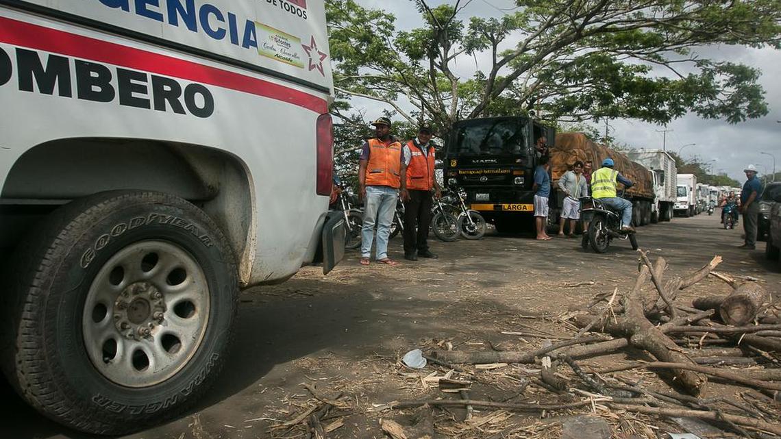 Un vehículo de bomberos cruza por el bloqueo de vía Troncal 10 este miércoles 9 de marzo de 2016, en la localidad de Tumeremo, en el estado Bolivar (Venezuela).
