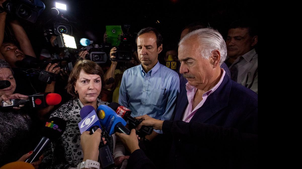 
El ex presidente colombiano Andrés Pastrana (d) y el boliviano Jorge Quiroga (2-d) acompañan a Mytzi Capriles, la esposa del detenido alcalde de Caracas Antonio Ledezma, mientras habla a los medios el jueves 28 de mayo de 2015, frente a su residencia en Caracas (Venezuela). 
