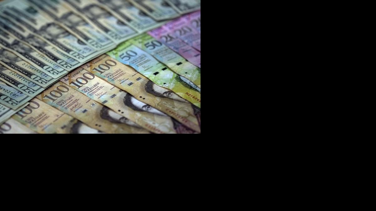 El Banco Central de Venezuela informó este miércoles que las reservas internacionales se ubicaron en 18,985 millones de dólares al 27 de abril, una baja de 14% respecto a los 22,076 millones que se contaban a principios de 2015.
