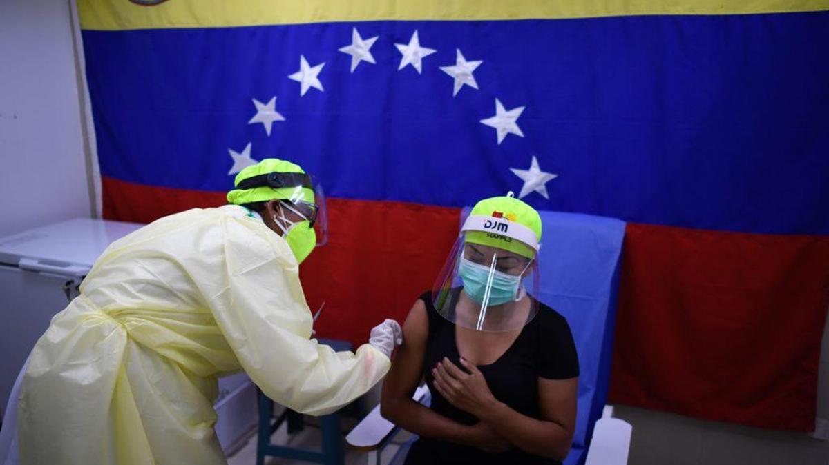 Un trabajador de salud administra una dosis de la vacuna Sputnik V en el Hospital Pérez de León en el barrio de Petare, el 19 de febrero del 2021.