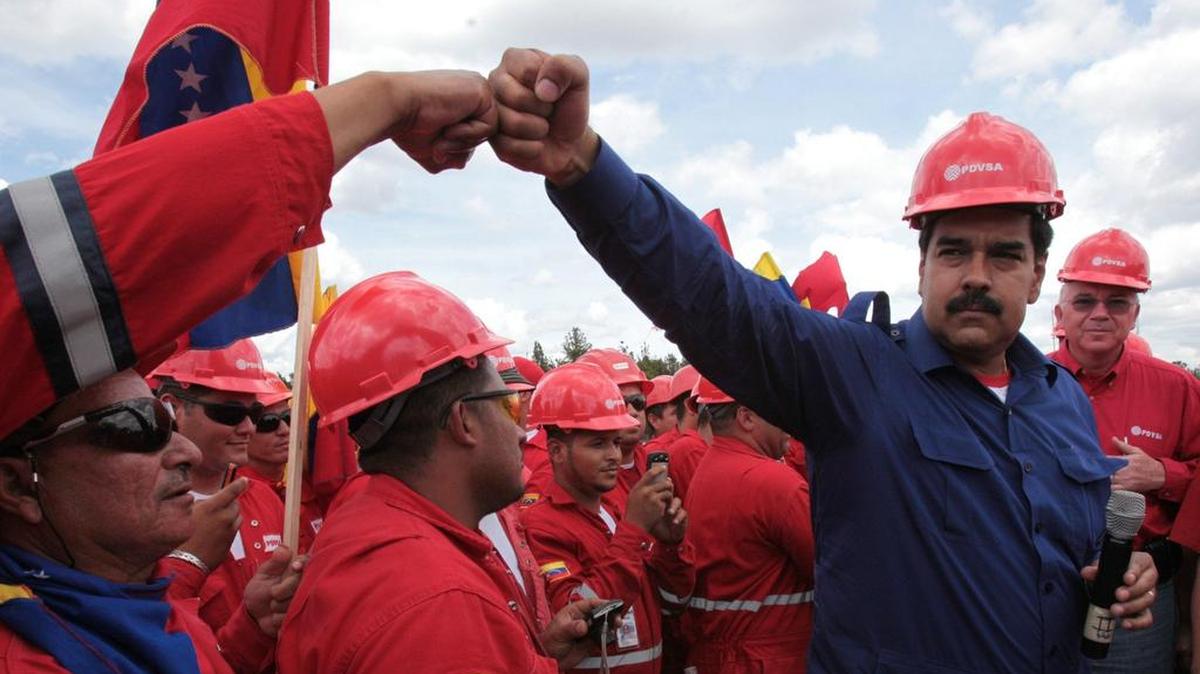 El presidente de Venezuela, Nicolás Maduro, saluda a trabajadores de PDVSA durante una visita a la faja petrolífera del río Orinoco, en el sureste del país, en marzo de 2013.
