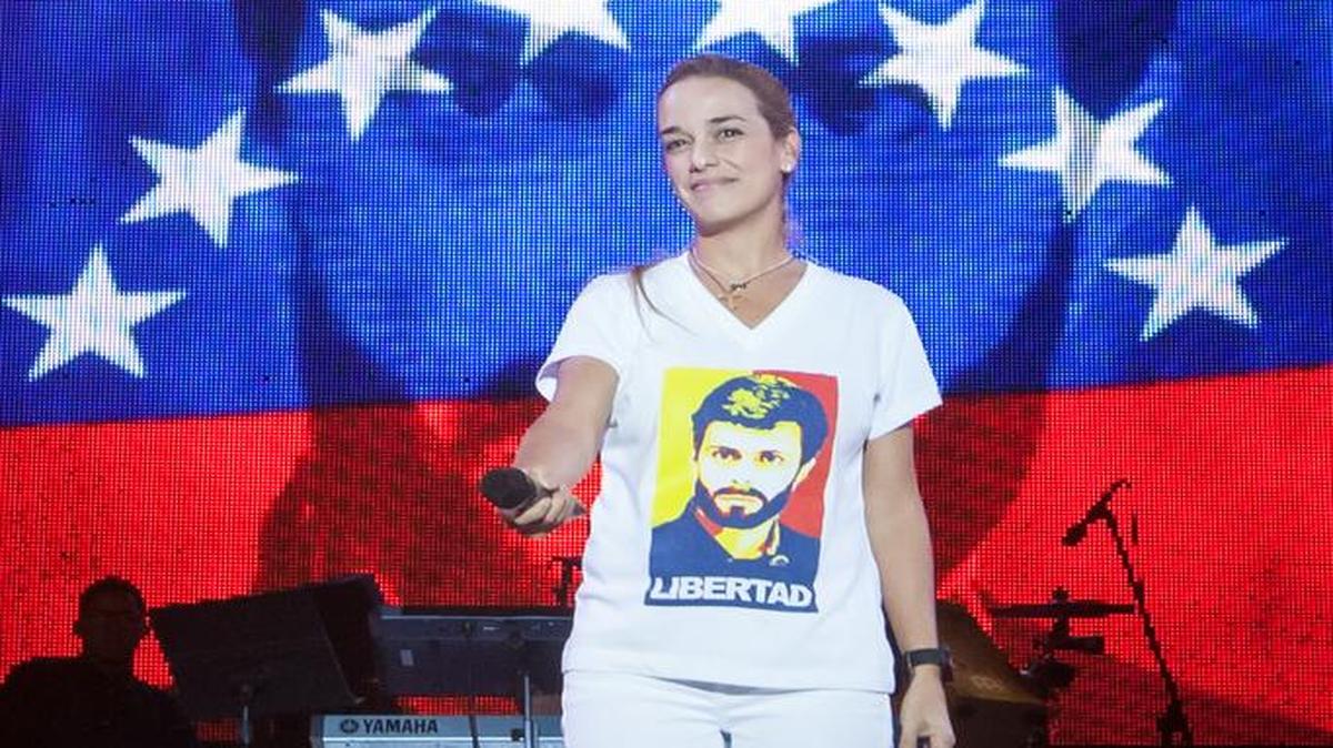 La esposa del líder opositor venezolano Leopoldo López, Lilian Tintori, participa en una marcha denominada "Un grito por la libertad" hoy, sábado 20 de febrero de 2016, en Caracas (Venezuela). La manifestación busca promover la Ley de Amnistía, que busca la liberación de los llamados presos políticos venezolanos.
