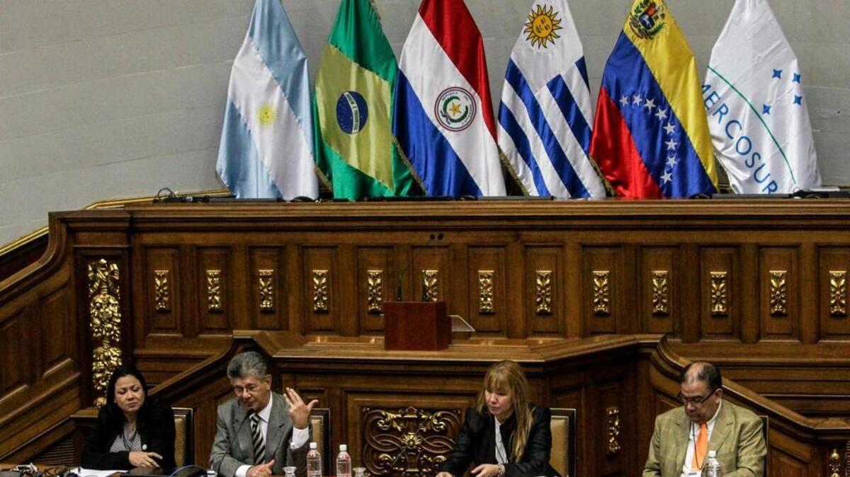 El presidente de la Asamblea Nacional de Venezuela, Henry Ramos Allup (2 i) habla, acompañado de los diputados de la comisión de Derechos Humanos de Mercosur, Dennis Fernández (i) de Venezuela; Cecilia Brito (2 d), de Argentina; y Luis Emilio Rondón (d), de Venezuela, el viernes 8 de julio de 2016, en Caracas.