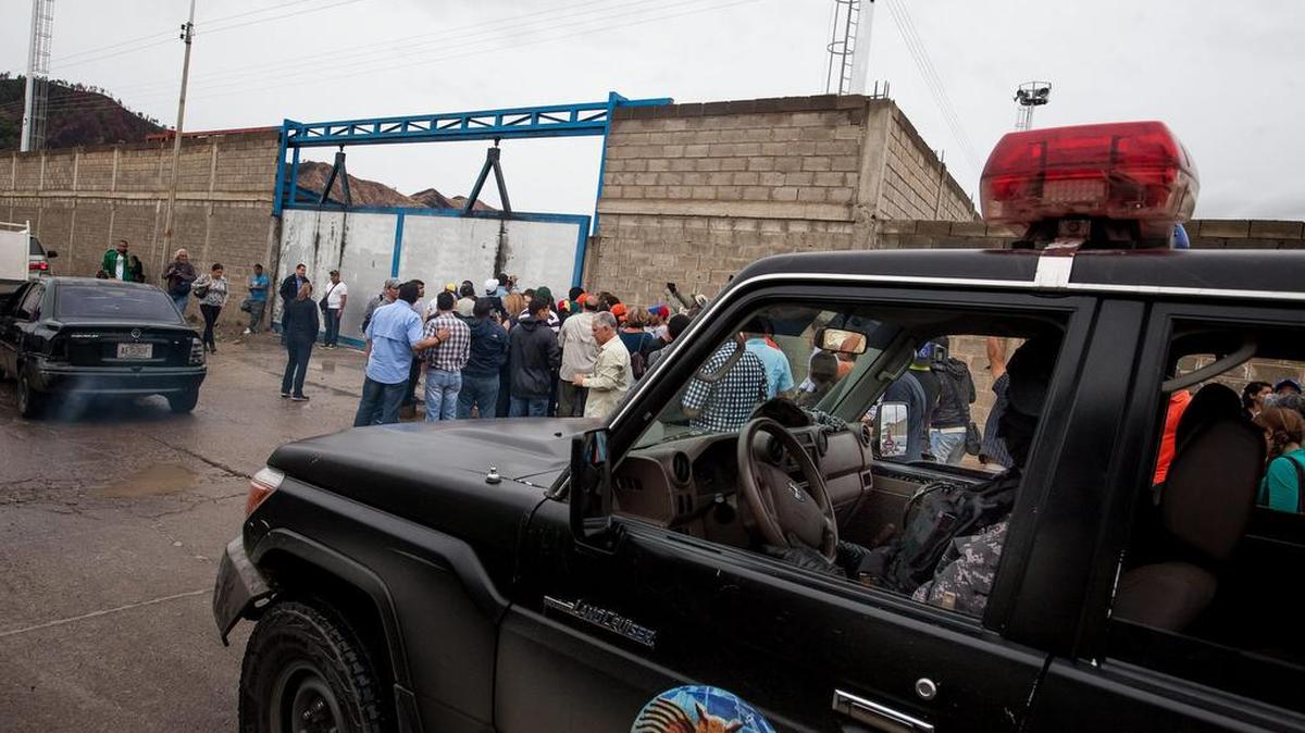 Miembros del Servicio Bolivariano de inteligencia (SEBIN) custodia el 29 de mayo del 2015, las inmediaciones del Centro de Reclusión 26, en la ciudad de San Juan de Los Morros (Venezuela).